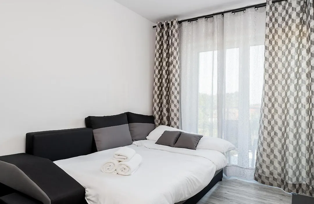 Gusta Cosy Apartment By Bookinghost-1